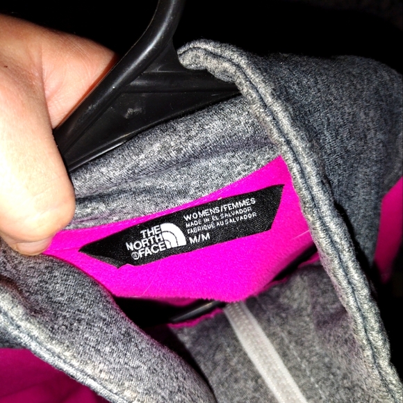 Women's magenta Northface jacket size M - Picture 3 of 3